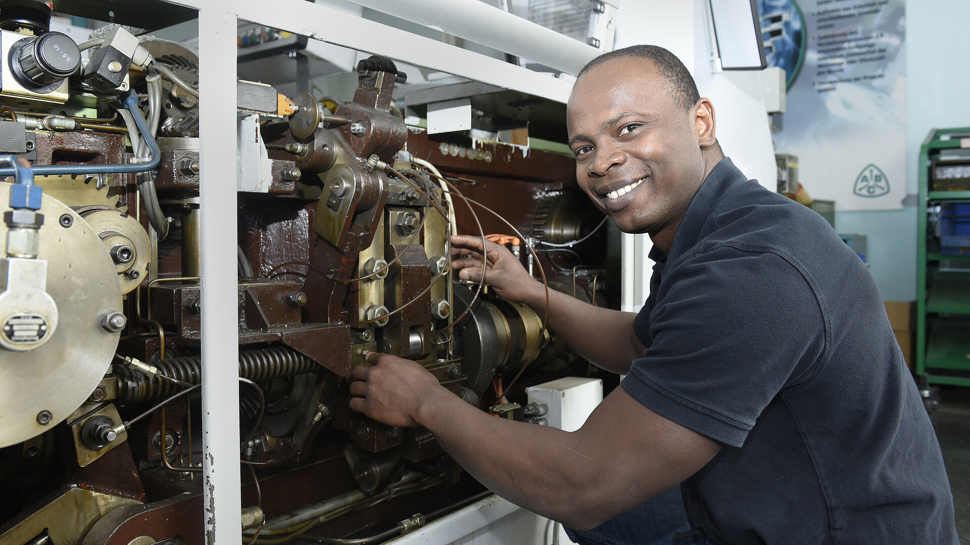 © KOFA Aboubakar Fofana an einer Maschine in der Werkstatt.