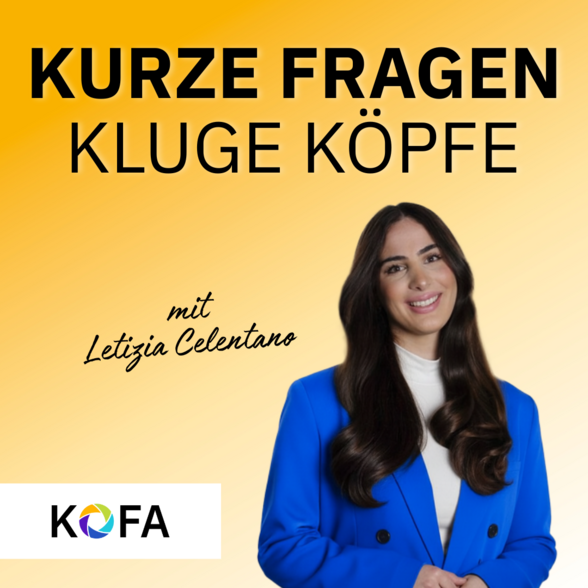 Frau mit blauen Blazer und weißem T-Shirt auf orangem Hintergrund 