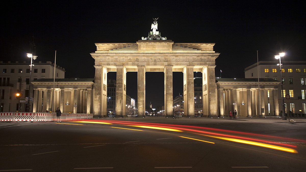 (c)Schroptschop-i-stock.com Brandenburger Tor nach der Wende