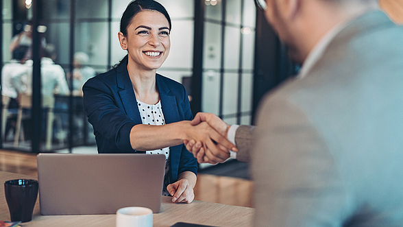 © pixelfit - istock.com  Zwei Personen führen ein Gespräch und schütteln sich die Hände