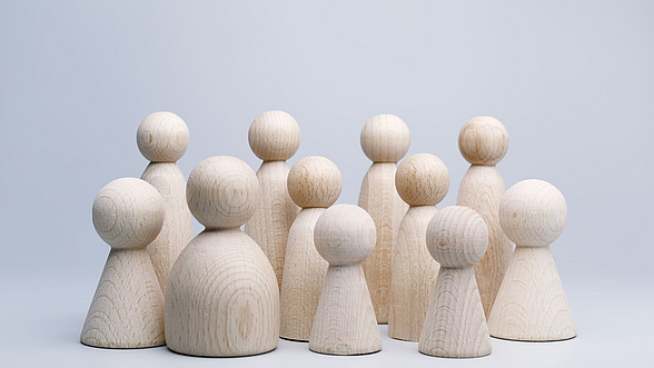 © Ivan Bajic - istock.com  Holzfigürchen in unterschiedlichen Größen.