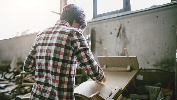 Eine Frau arbeitet in einer Werkstatt