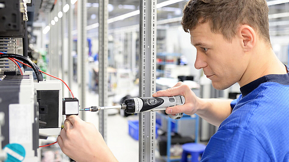 ©  industryview – istock.com Mann in Industriehalle mit Werkzeug