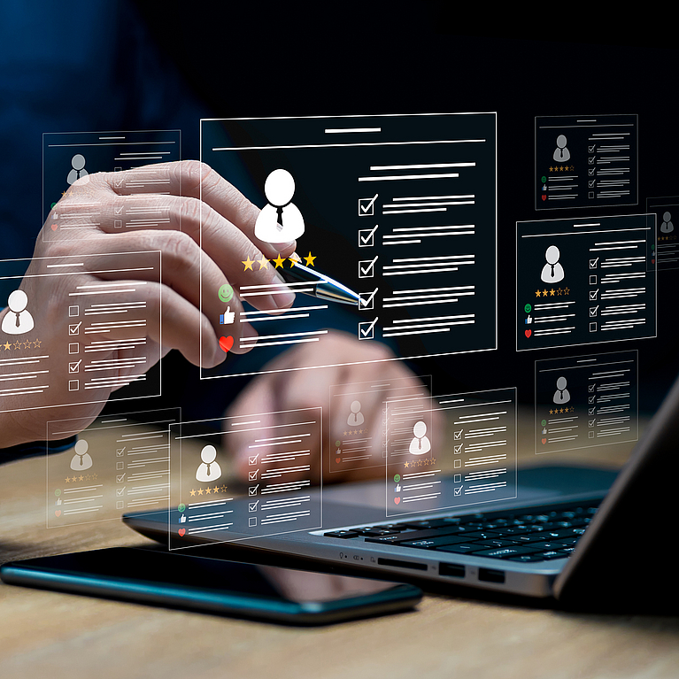 Personalmanagement mit KI-Recruiting-Technologiekonzept: Der Geschäftsmann verwendet einen Laptop-Rekrutierungsprozess, um die Punktzahlen und Qualifikationen der Bewerber über ein Online-System zu überprüfen.