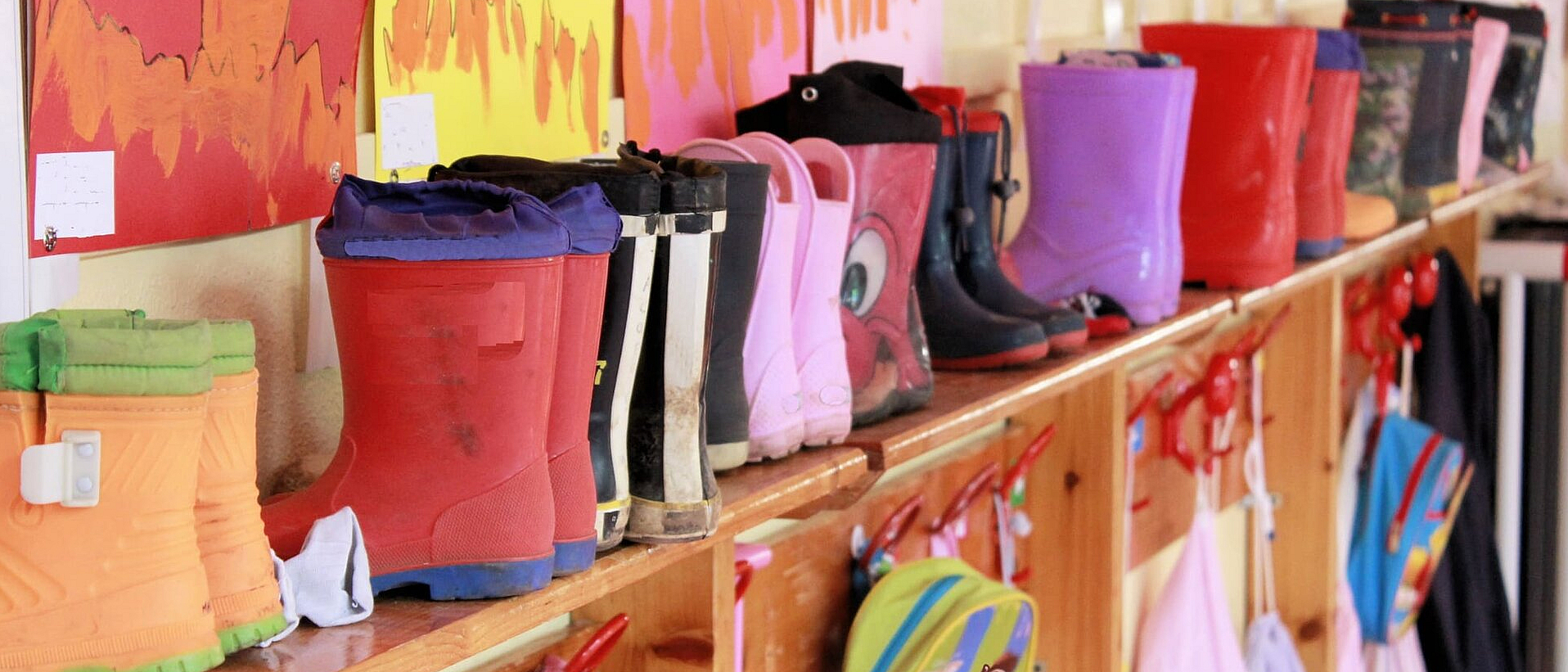 Kindergummistiefel aufgereiht in einem Kindergarten 