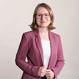 Junge Frau lächelt in Kamera