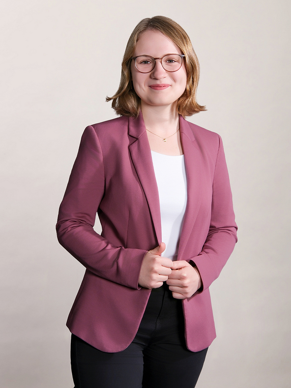 Junge Frau lächelt in Kamera