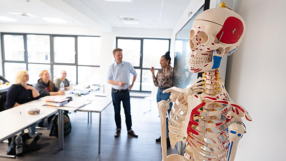 Lehrer in Pflegeausbilder im Klassenzimmer