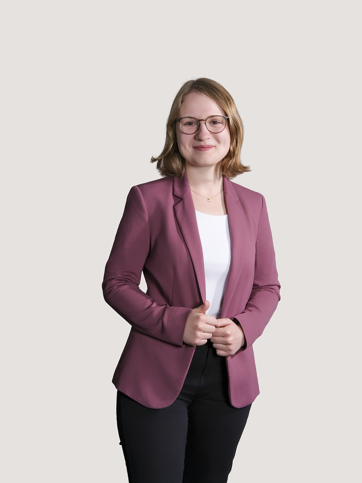 (C)KOFA Junge Frau lächelt in Kamera