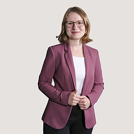 Junge Frau lächelt in Kamer