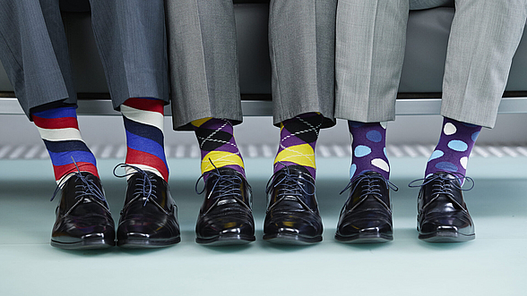 Männerbeine mit verschiedenen farbigen Socken