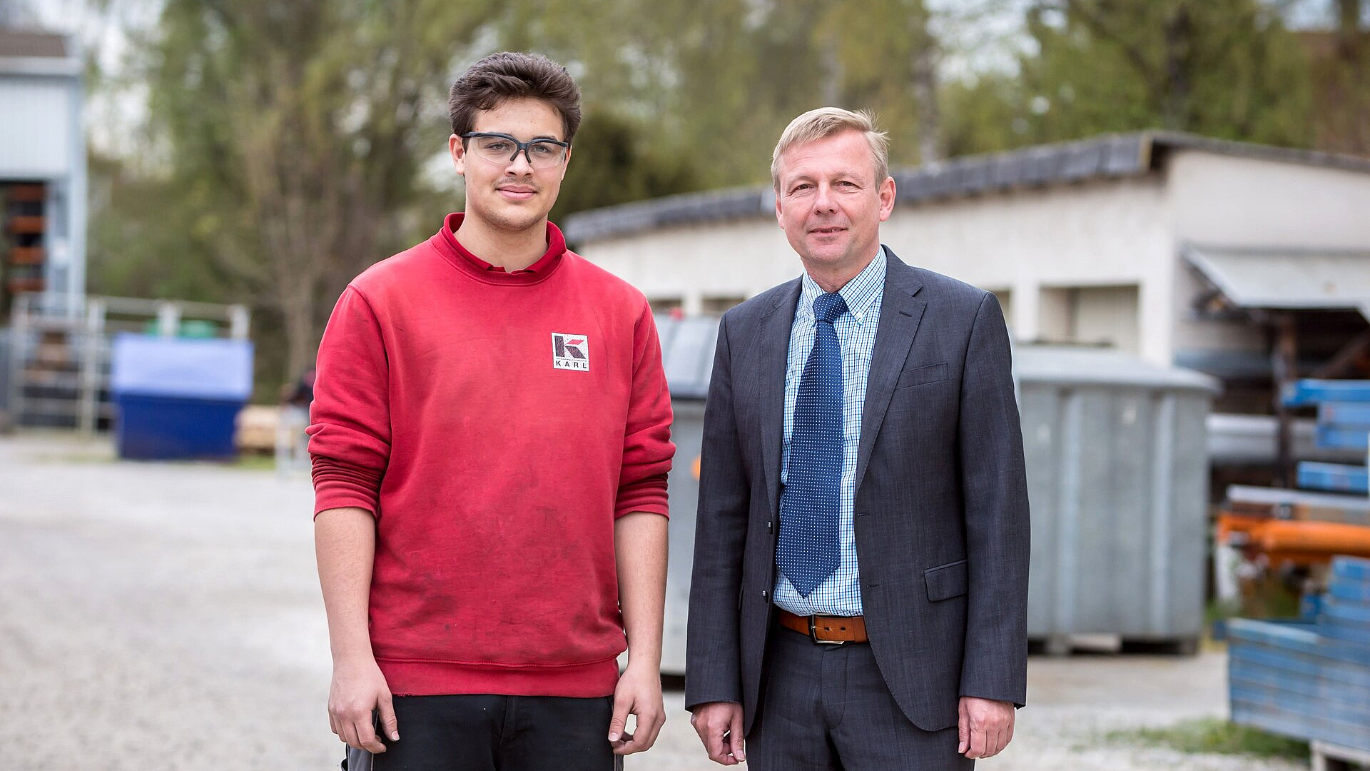 © KOFA Geschäftsführer und Azubi auf dem Außengelände der Firma.