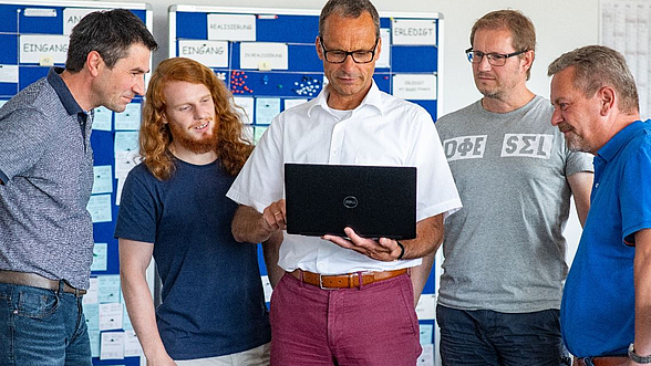 Mitarbeiter von msg vor einem Laptop