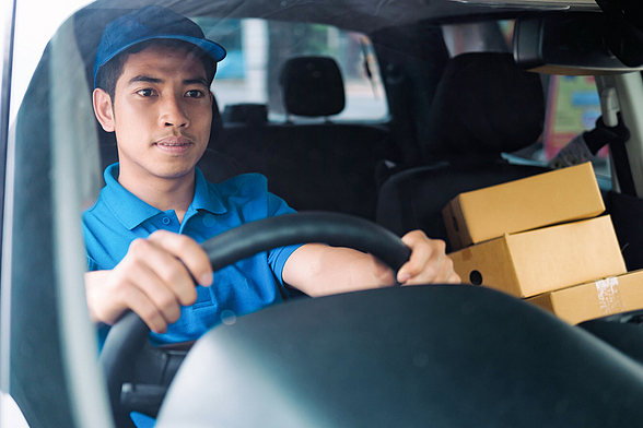 Paketfahrer in Auto