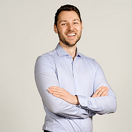 Junger Mann lächelt in Kamera