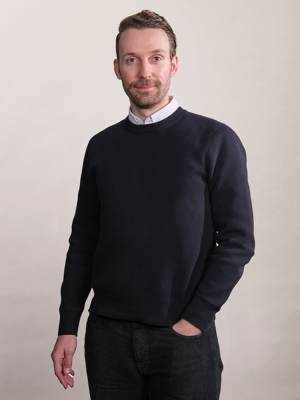 Junger Mann lächelt in die Kamera