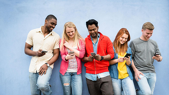 © franckreporter – istock.com Junge Menschen mit Smartphones in der Hand