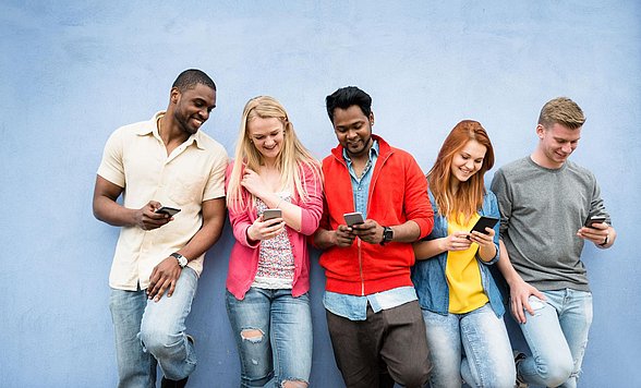 Junge Menschen mit Smartphones in der Hand