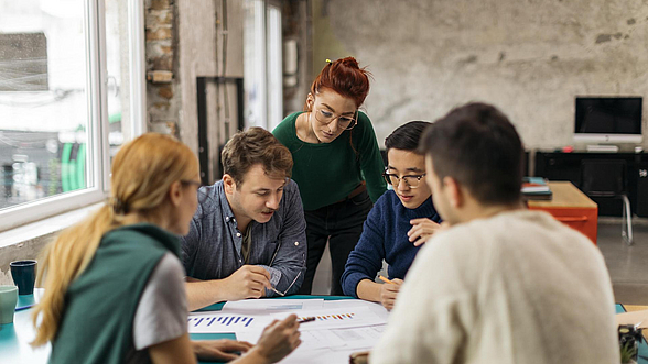 @ humanmade- istock.com Gruppe junger Menschen in Arbeitssituation