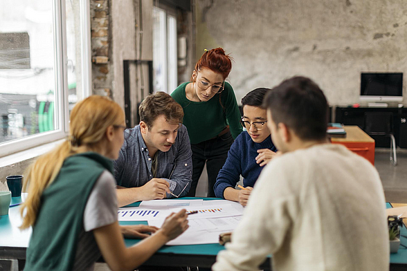 Gruppe junger Menschen in Arbeitssituation