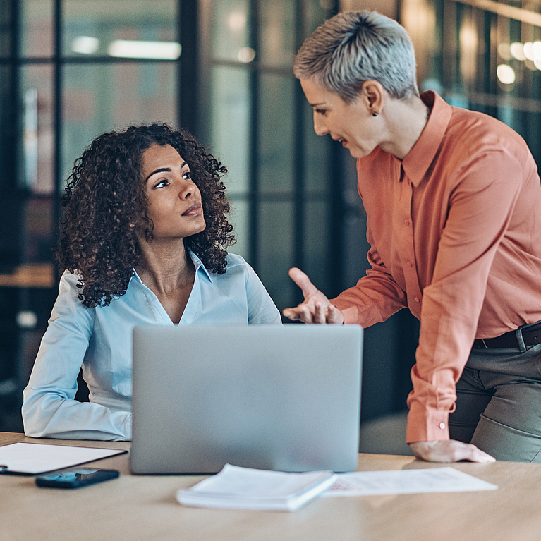 Führungskraft erklärt ihrer Mitarbeiterin etwas 