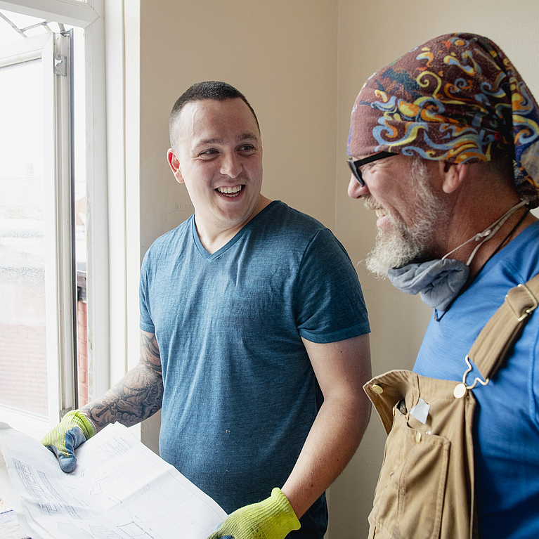 Zwei Handwerker im Gespräch