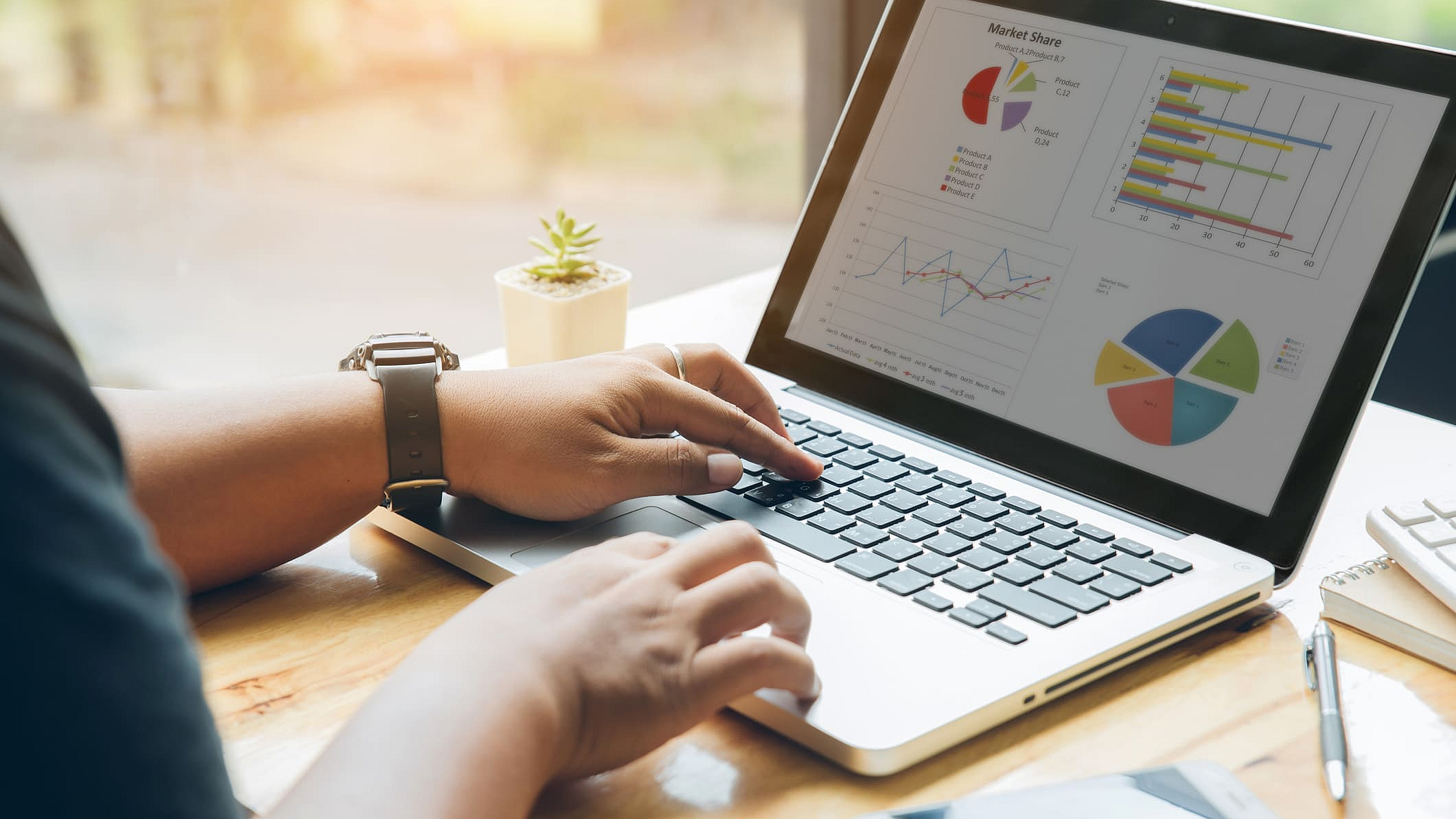 © pcess609– istock.com Der Blick ist auf ein Laptop gerichtet, auf dem Grafiken und Auswertungen zu sehen sind. Eine Person arbeitet an dem Rechner, die Hände sind zu sehen.