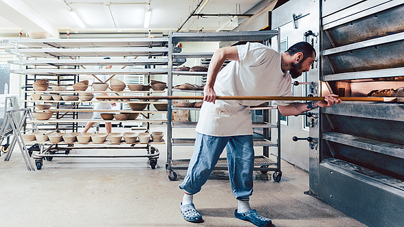 Bäcker in der Backstube