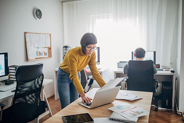 Arbeiten im Start-up: Frau am Laptop