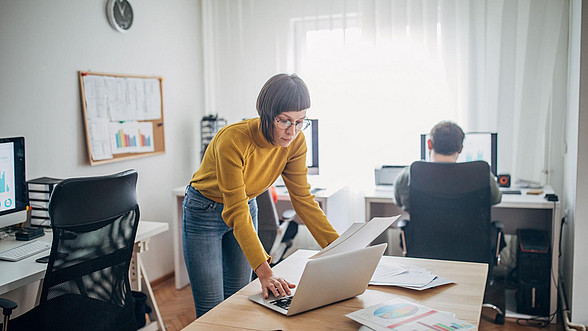 Arbeiten im Start-up: Frau am Laptop