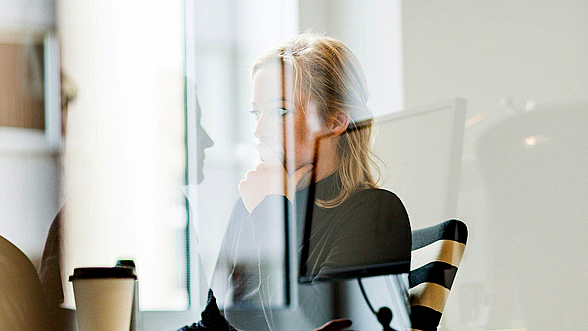 © Franziska Coenen Franziska Coenen am Schreibtisch sitzend
