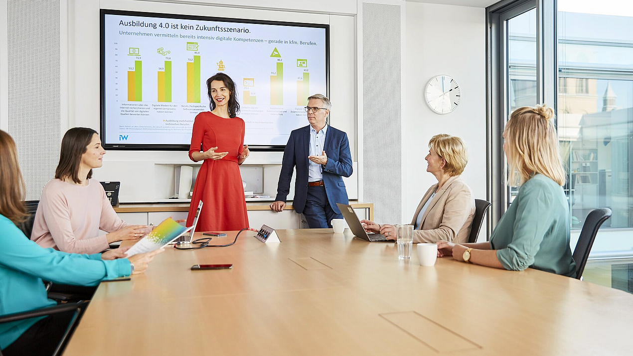 Ein Teil des KOFA-Teams ist in einem Besprechungsraum.