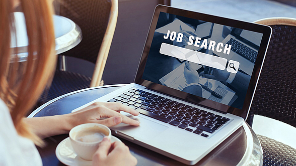 © anyaberkut – istock.com  Person sucht am Laptop nach Stellenbörsen
