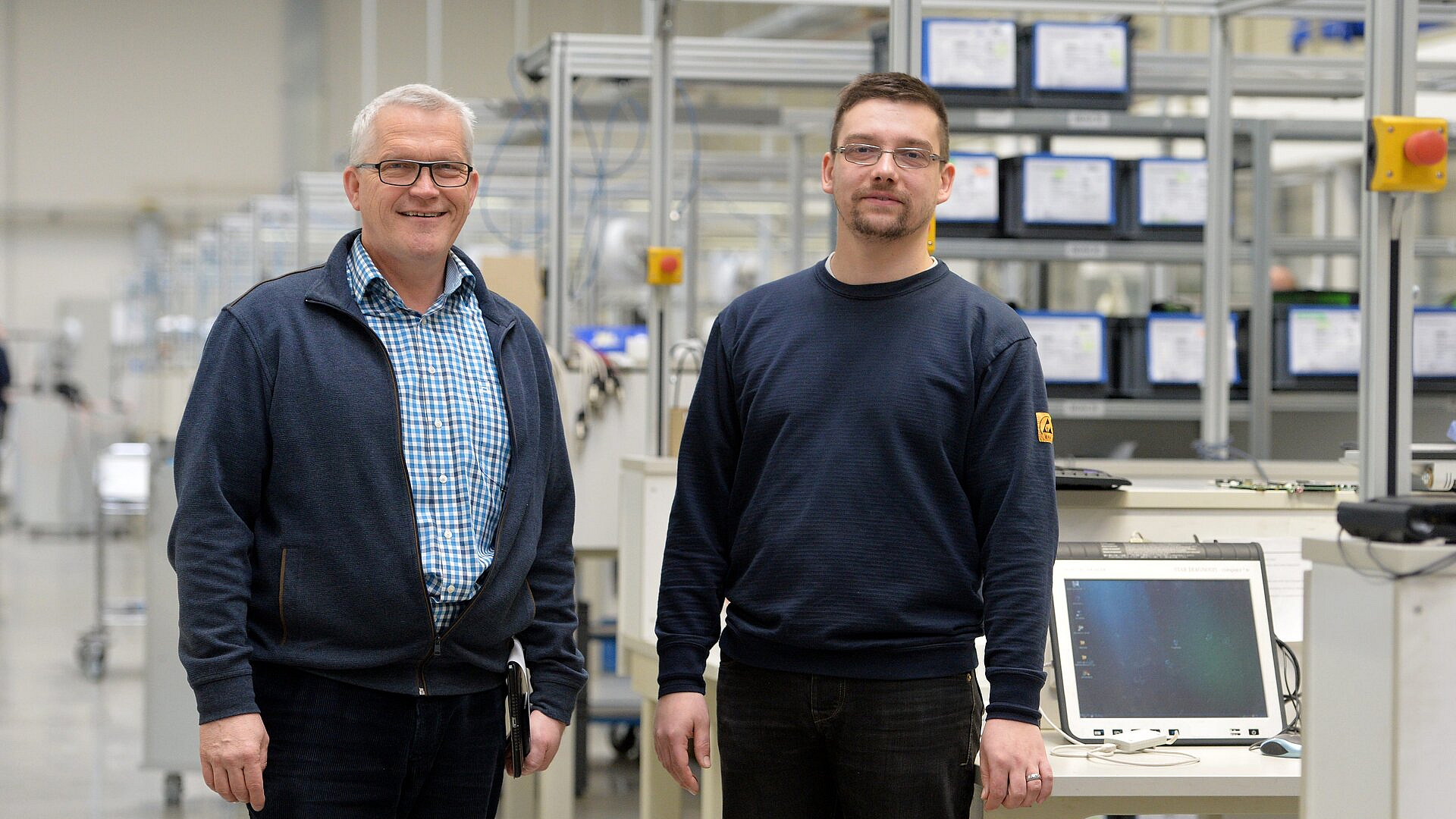 Werner Reinhuber und David Sattler in der Produktionshalle.
