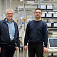 Werner Reinhuber und David Sattler in der Produktionshalle.