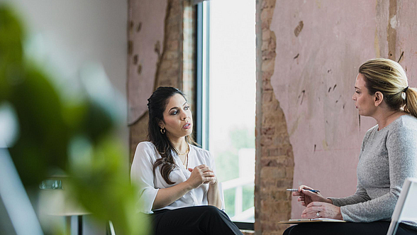 Zwei Frauen sprechen vertieft miteinander