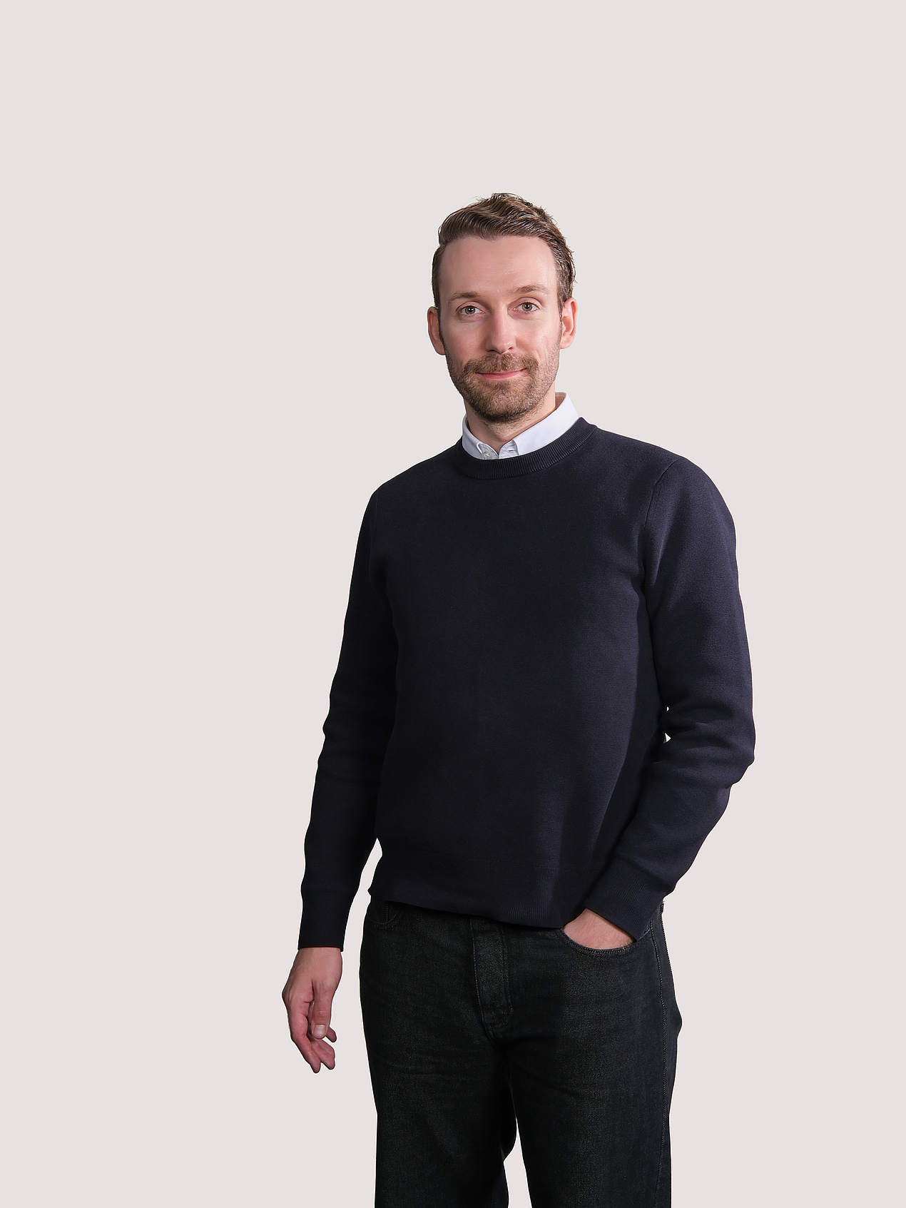 (C)KOFA Junger Mann lächelt in Kamera